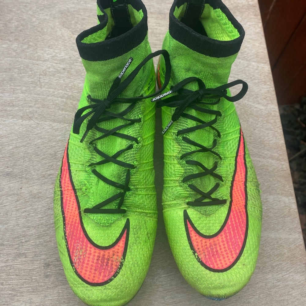 Nike Men's High-Top Soccer Cleats Green with Pink Swoosh